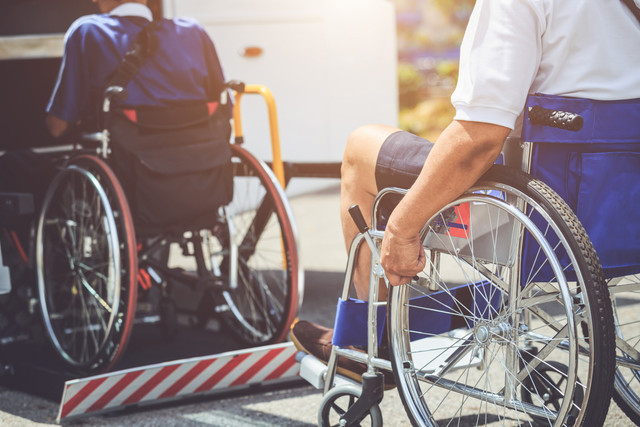 Personne en fauteuil roulant entrant dans un autocar